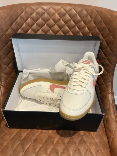 Brand new nike - nike, field